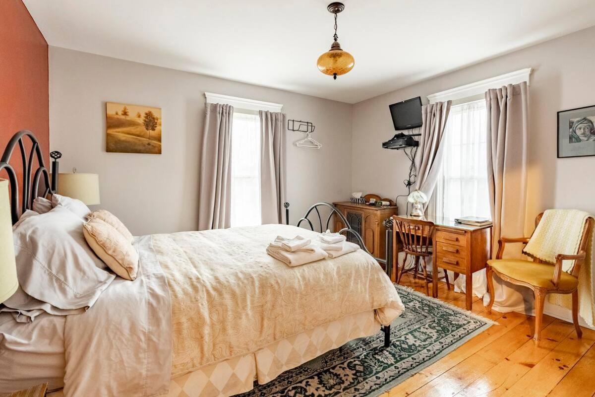 Ye Olde Walkerville Bed & Breakfast Виндзор Экстерьер фото