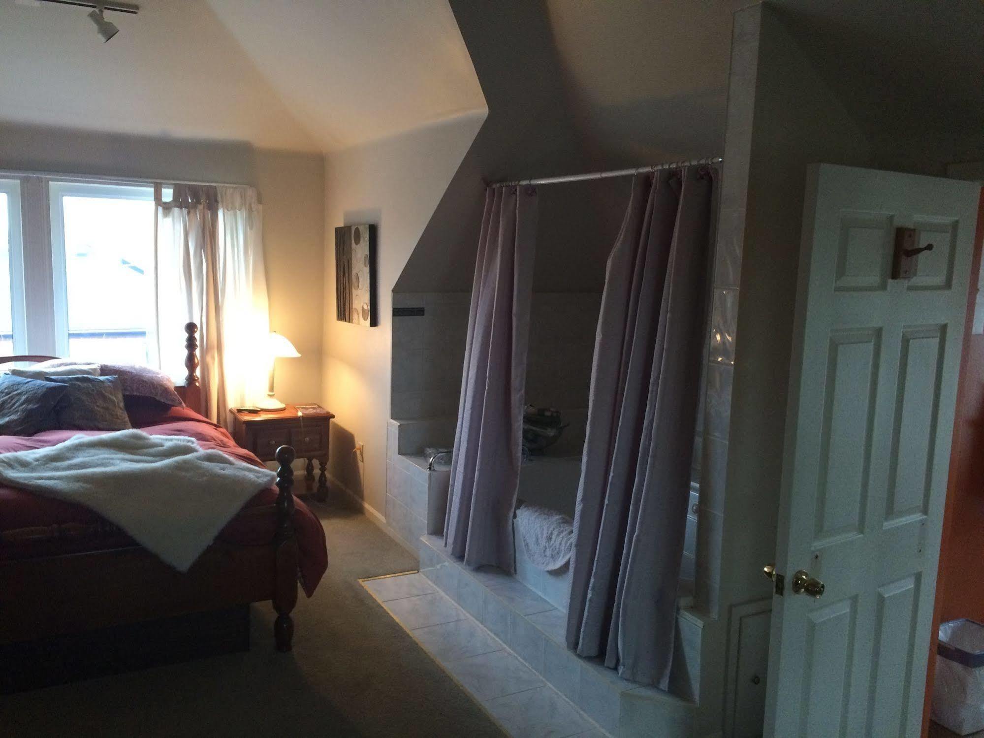 Ye Olde Walkerville Bed & Breakfast Виндзор Экстерьер фото